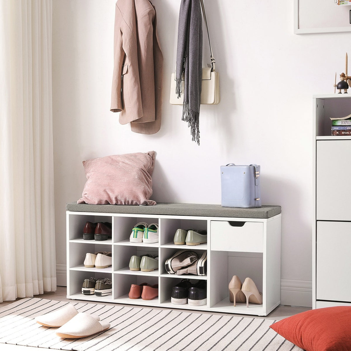 VASAGLE Cipőtároló pad, fiókkal és nyitott rekeszekkel, párnázott ülőfelülettel, fehér és szürke 104x30x48cm – 7. kép