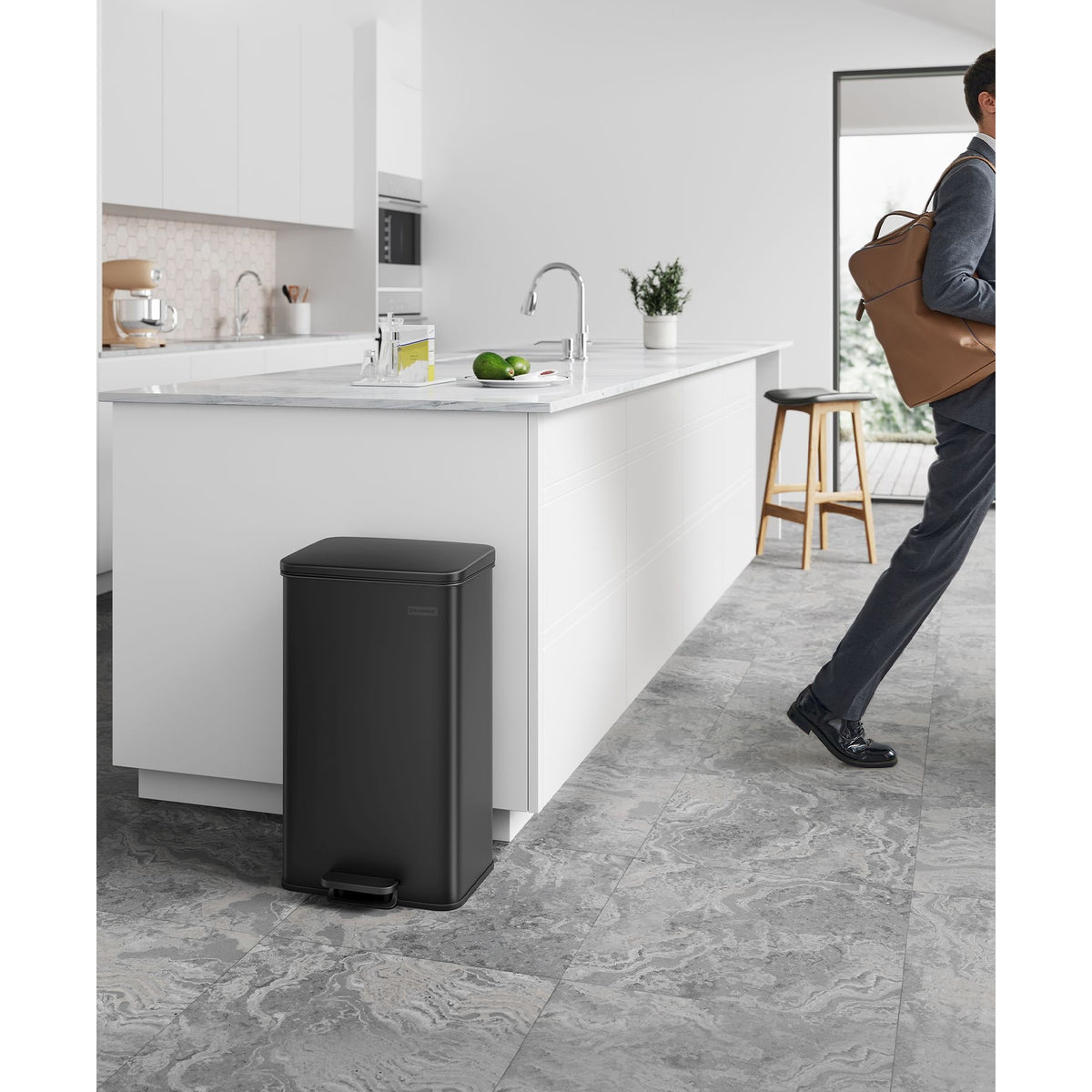SONGMICS Pedálos szemeteskuka 40L, fekete, 15 szemeteszsákkal – 2. kép